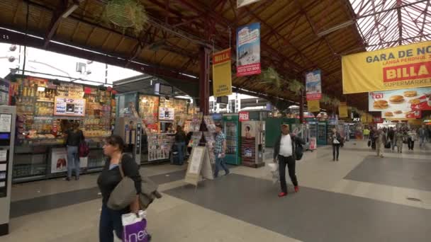 부쿠레슈티 기차역에서 사람들 — 비디오