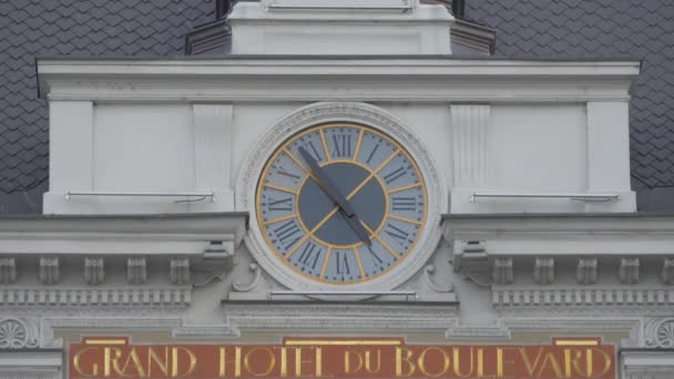 Orologio Sulla Facciata Del Grand Hotel Boulevard — Video Stock