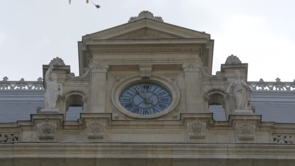 布加勒斯特上诉法院大楼的时钟 — 图库视频影像