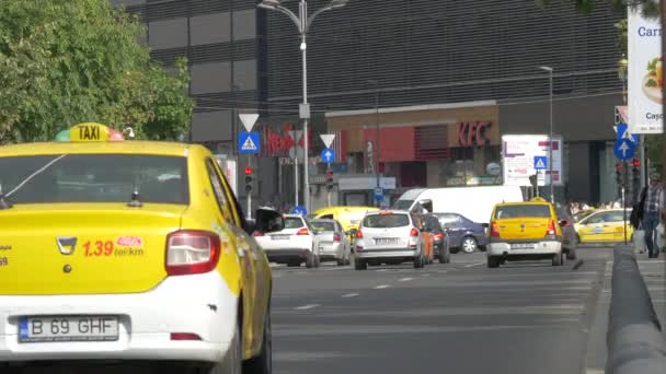 Conducción Automóviles Hacia Centro Comercial Unirea — Vídeo de stock