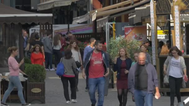 Touristen Gehen Auf Einer Kopfsteinpflasterstraße — Stockvideo