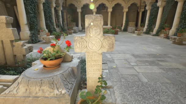 スタヴォロポレオス教会の中庭の十字架 — ストック動画