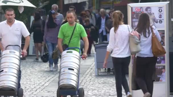 Hommes Portant Des Barils Métalliques — Video