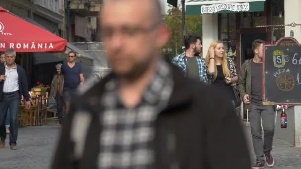 Des Gens Marchant Dans Une Rue — Video