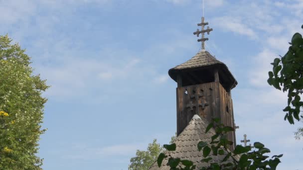 带有十字架的木制塔楼 — 图库视频影像
