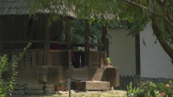Menschen Sitzen Auf Der Veranda Eines Alten Hauses — Stockvideo
