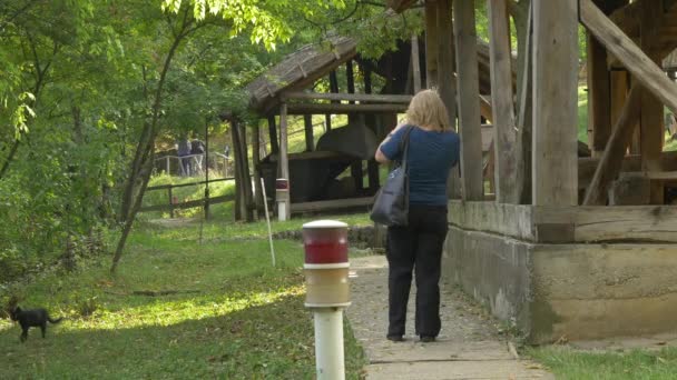 Frau Läuft Dorfmuseum Auf Einer Gasse — Stockvideo