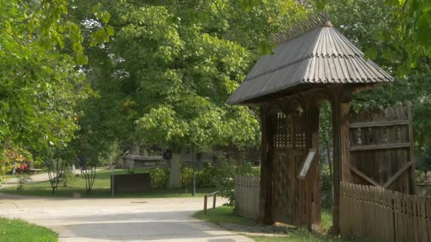 Ξύλινη Πύλη Στο Μουσείο Χωριού — Αρχείο Βίντεο