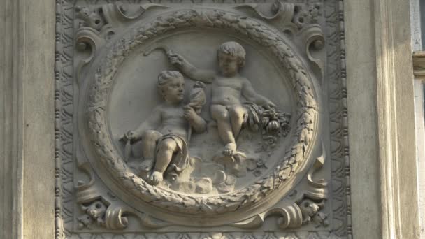 两个孩子的Bas Relief雕塑 — 图库视频影像