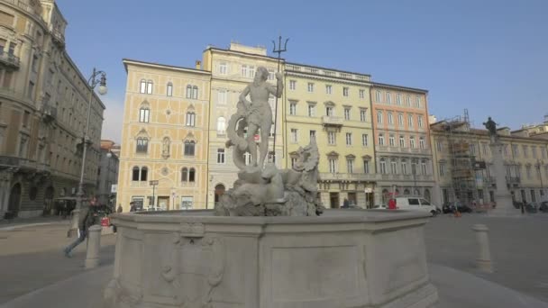 Neptunbrunnen Der Nähe Der Handelskammer — Stockvideo