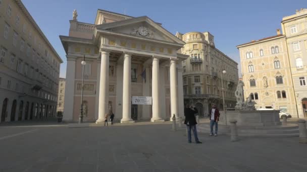 Câmara Comércio Fonte Frente Dele — Vídeo de Stock