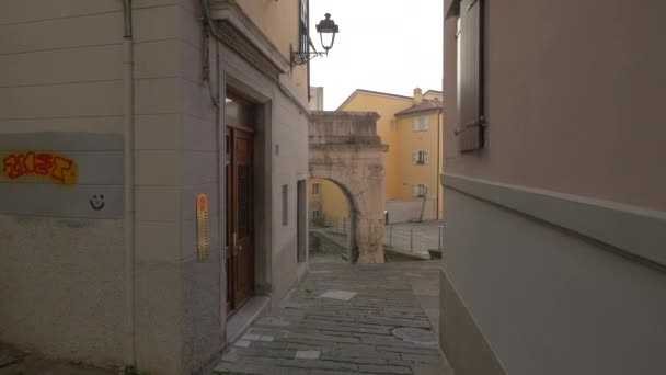 Здания Рядом Arco Riccardo — стоковое видео