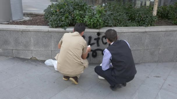Hombres Limpiando Una Pared Graffiti — Vídeo de stock