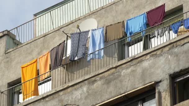 Wäschetrocknen Auf Einem Balkon — Stockvideo