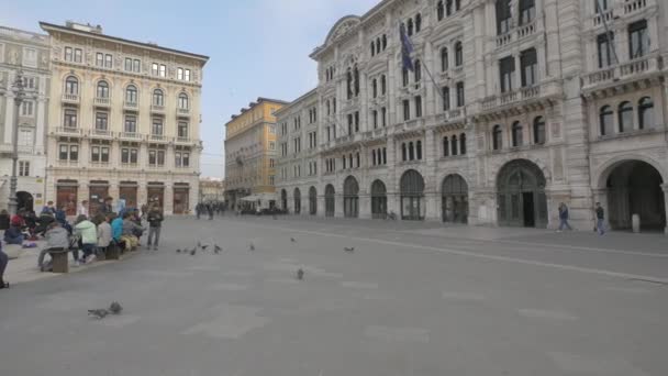 Adolescenti Rilassanti Nella Piazza Dell Unità — Video Stock