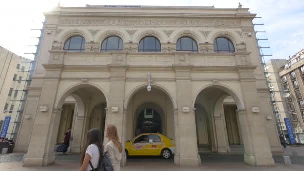 Вход Отель Novotel Bucharest City Centre — стоковое видео