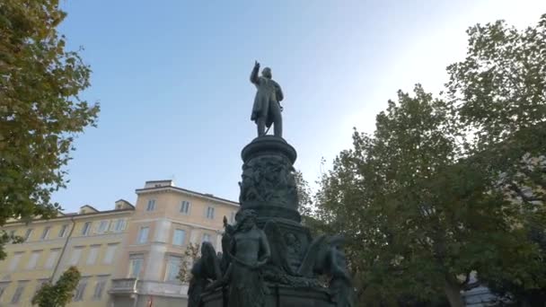 Niedriger Winkel Der Statue Von Erzherzog Ferdinand Maximilian — Stockvideo