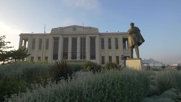 Άγαλμα Κοντά Στο Συνεδριακό Κέντρο Ναυτιλιακού Σταθμού — Αρχείο Βίντεο