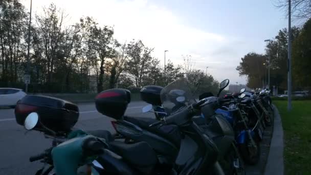 Motocykly Zaparkované Ulici — Stock video