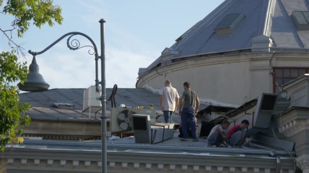 Mężczyźni Naprawiający Dach — Wideo stockowe