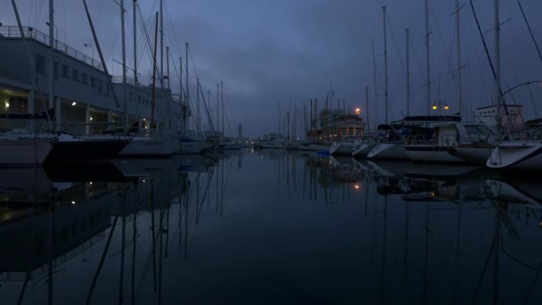 坐船和平静的水 — 图库视频影像