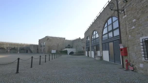 Binnenplaats Van Castello San Giusto — Stockvideo