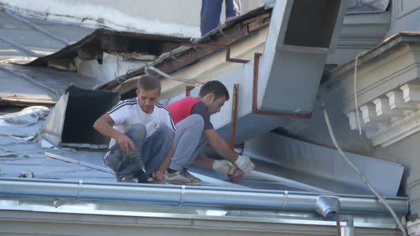 Мужчины Ремонтируют Крышу — стоковое видео