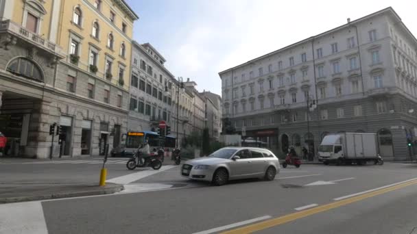 Cars Driving Giuseppe Verdi Statue Trieste — Stock Video