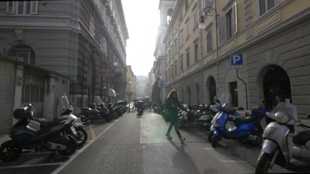路上に駐車するスクーター — ストック動画