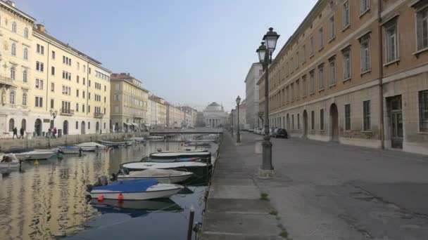 Båtar Förankrade Canal Grande Trieste — Stockvideo