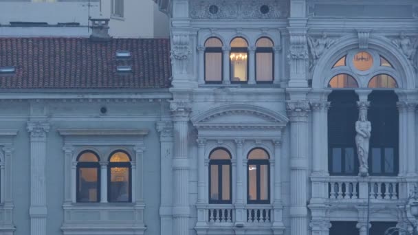 从建筑物的窗户看到的人 — 图库视频影像
