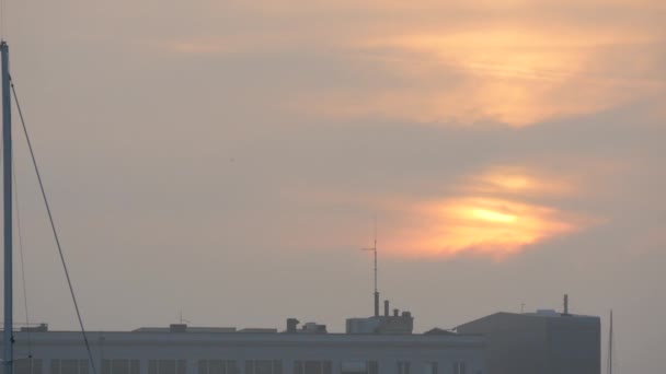Ηλιοβασίλεμα Στον Ουρανό Πάνω Από Την Οροφή — Αρχείο Βίντεο