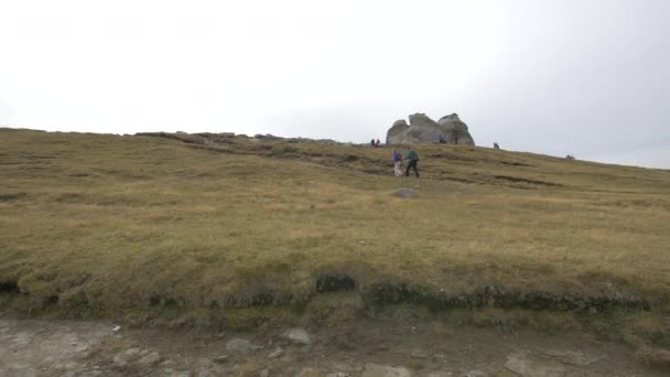 Turisté Vydali Cestu Náhorní Plošinu Bucegi — Stock video