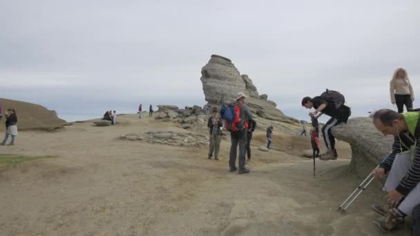 Turistas Las Montañas Bucegi — Vídeo de stock