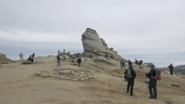 Tourists Sphinx Bucegi Mountains — Stock Video