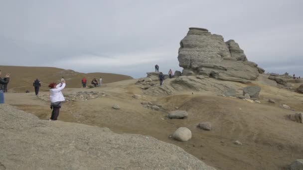 Bucegi Dağları Ndaki Sfenks Yakınlarında Turistler — Stok video