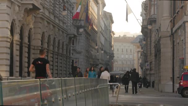 Gente Cruzando Ponte Curto Trieste — Vídeos de Stock