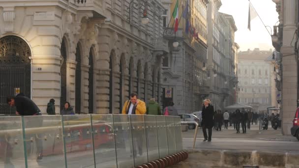 Trieste Ponte Curto Yürüyen Insanlar — Stok video