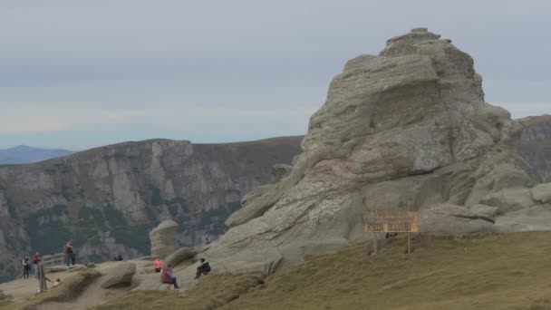 Turisti Che Visitano Sfinge Montagne Bucegi — Video Stock