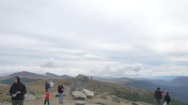 Turistas Topo Das Montanhas Bucegi — Vídeo de Stock
