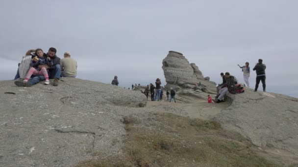 Touristen Der Nähe Der Sphinx Bucegi Gebirge — Stockvideo