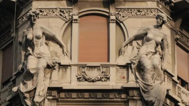 Trieste Deki Bir Binanın Cephesindeki Kadın Heykelleri — Stok video