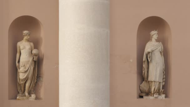 Статуї Жінок Palazzo Della Borsa Vecchia Трієсті — стокове відео