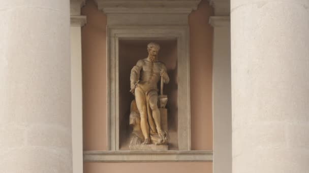 Άγαλμα Στο Palazzo Della Borsa Vecchia Στην Τεργέστη — Αρχείο Βίντεο