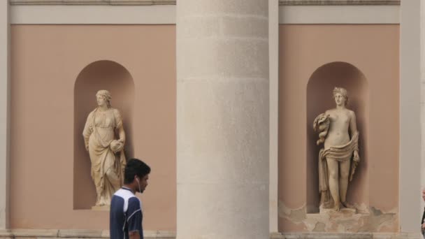 Frauenstatuen Auf Dem Palazzo Della Borsa Vecchia Triest — Stockvideo