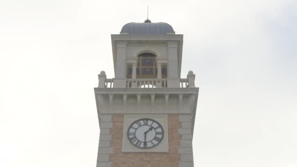 Nízký Úhel Věže Balkónem — Stock video