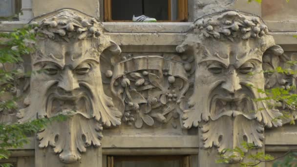 Sculptures Deux Hommes Têtes Sur Mur — Video