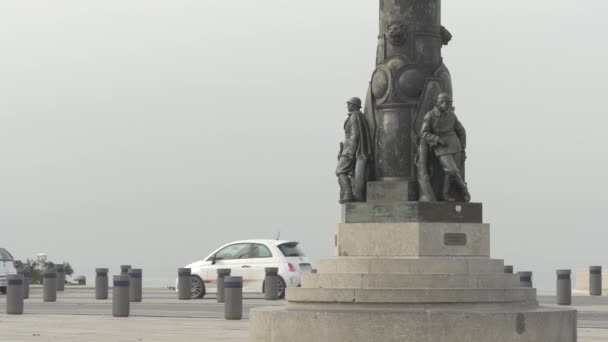 Autos Fahren Kriegerdenkmal Triest Vorbei — Stockvideo