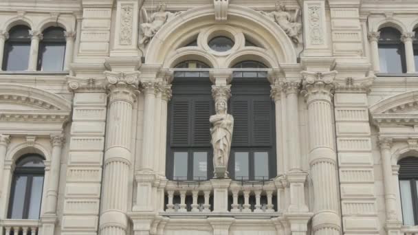 Statue Marbre Pilier Sur Une Façade — Video