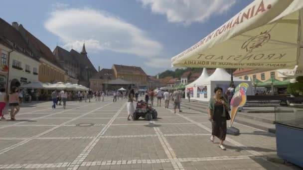 Turistas Plaza Del Consejo Brasov — Vídeo de stock